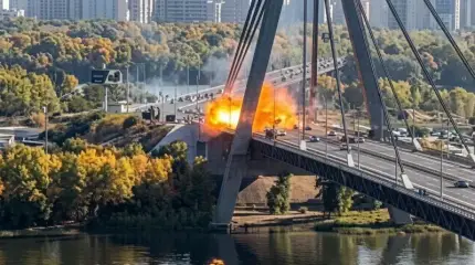 В Киеве сняли на видео прилёт российского дрона по Северному мосту