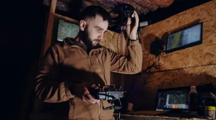 Videoda, Ukrayna Silahlı Kuvvetlerine ait yer altı üssünün kamyon ve pikaplardan oluşan görüntüleri yer alıyor.