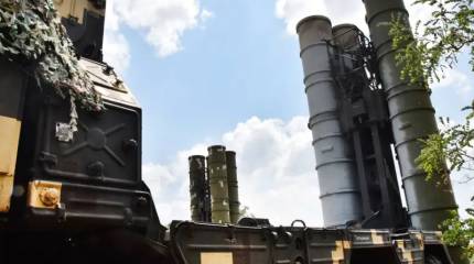 В Сумской области сняли на видео уничтожение позиции ЗРК С-300В дронами-камикадзе «Герань-2»