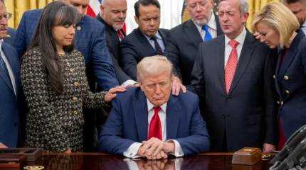 Историческая ошибка: Трамп загнан в угол, из которого не отступить – Bloomberg