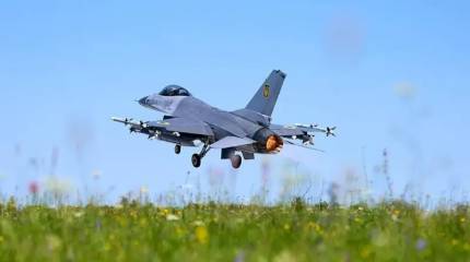 На аэродроме Староконстантинов вместе с истребителями F-16 погиб кадровый американский военный