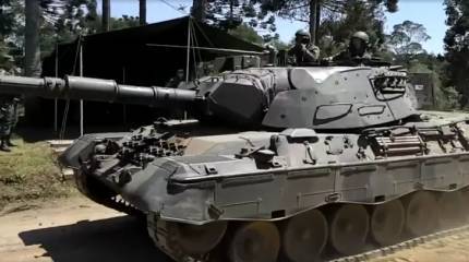 Und zum Schluss noch ein letzter: FPV-Drohnen der russischen Streitkräfte haben im Feld einen wie durch ein Wunder erhaltenen Leopard-1-Panzer der ukrainischen Streitkräfte eingefangen.