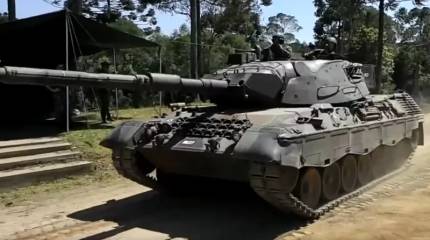 Российский FPV-дрон разорвал на части танк Leopard 1A5 в Константиновке