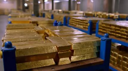 Китай массово скупает золото, грозя прекратить доминирование доллара