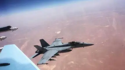 Опубликовано фото опасной встречи Су-30СМ и американского F/A-18 в небе Сирии