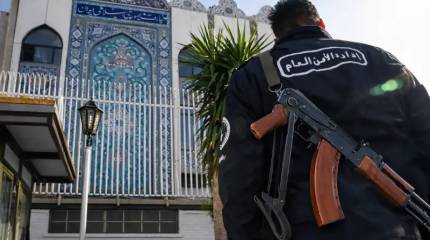 Власти Ирана начали массово раздавать оружие мирному населению