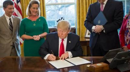 Трамп впервые самолично выделит военную помощь Украине – Reuters