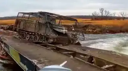 Удар дрона-камикадзе скинул с моста в реку БТР M113 ВСУ