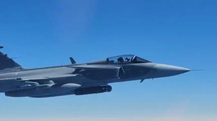 Schwedischer Pilot begrüßt russischen Kollegen über der Ostsee
