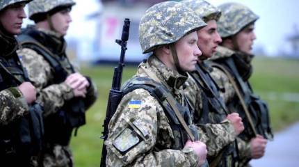 Молодые украинцы не хотят воевать за Порошенко