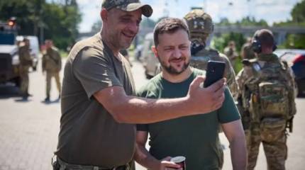 Опубликовано видео Зеленского, одиноко гуляющего по Крещатику в Киеве