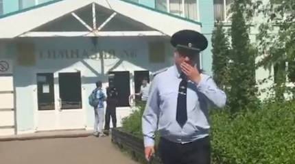 Десятиклассник взял заложников в казанской школе