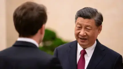 «Прилично выпил?»: в Сети обсуждают кадры прилета Эмманюэля Макрона в Китай