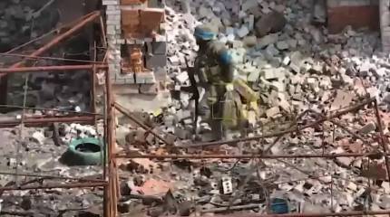 Российский дрон сбил с ног боевика ВСУ, сохранив ему жизнь и напомнив о перемирии