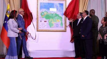 Каракасу надо выбрать между «тарелкой со сладостями» и «Карибским кризисом – 2»