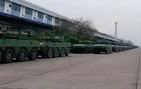 一名目击者拍摄到中国最新型轮式步兵战车组成的大型纵队。