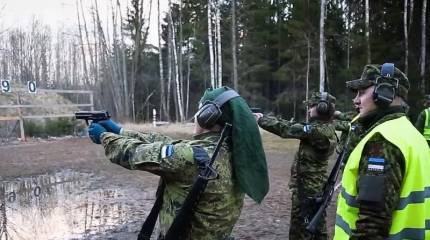 Народное ополчение: прибалтов учат воевать против России