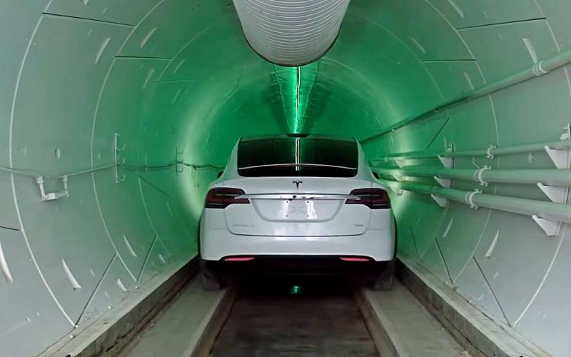 Компания Илона Маска запустила «метро» с электрокарами Tesla