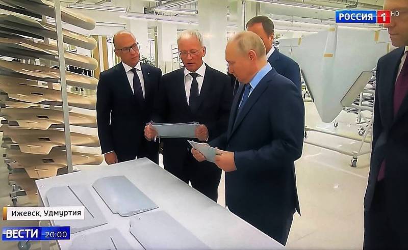 В ходе визита Владимира Путина на завод БПЛА в кадре засветился новый ударный беспилотник