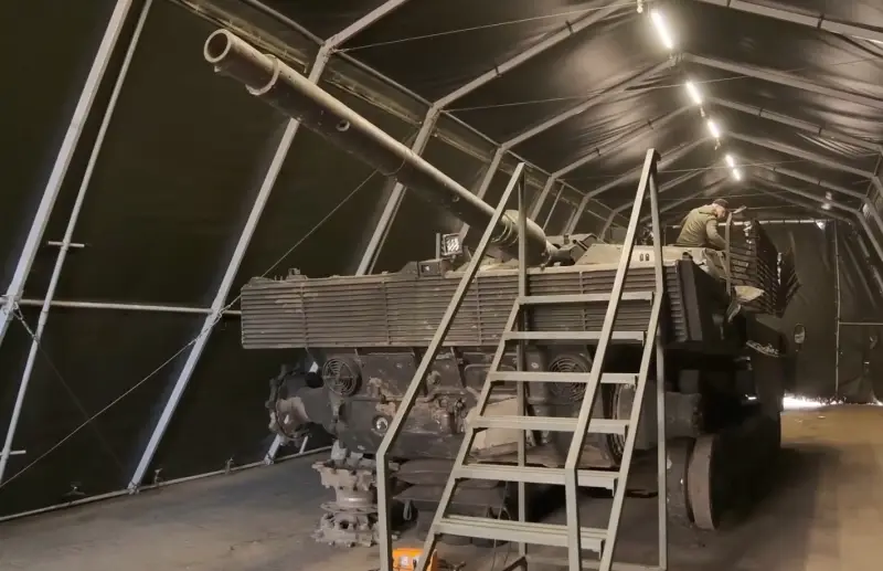 Российские военные тщательно изучают трофейный немецкий танк Leopard 2A5