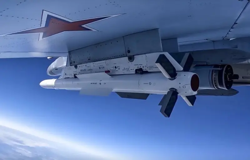 Российский Су-35С поразил украинский МиГ-29 ракетой Р-37М на рекордной дистанции в 213 километров