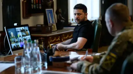 «Одиночество на вершине»: Зеленский просит ЕС не допустить смены власти на Украине