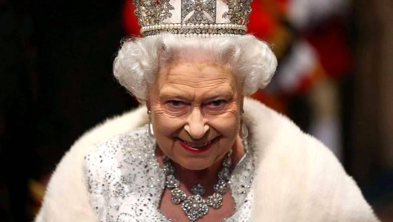 Elizabeth II takes off the crown