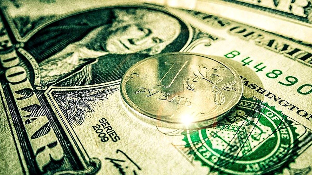 Rusia acoperă „tsunamiul dolarului”