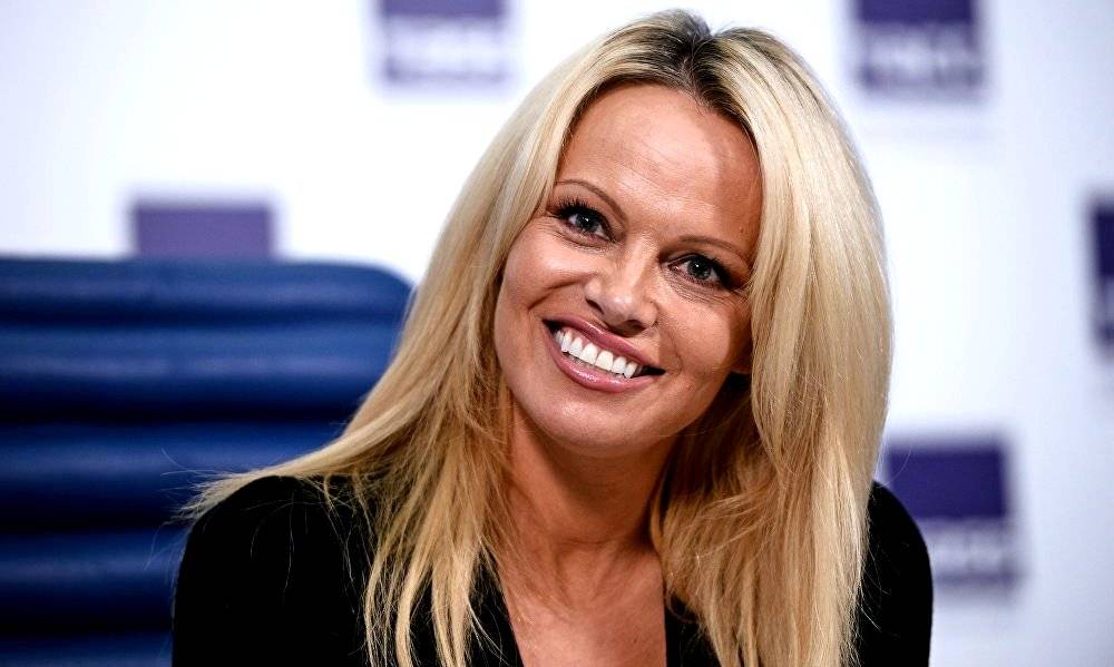 Pamela Anderson nganggep hubungane karo Putin