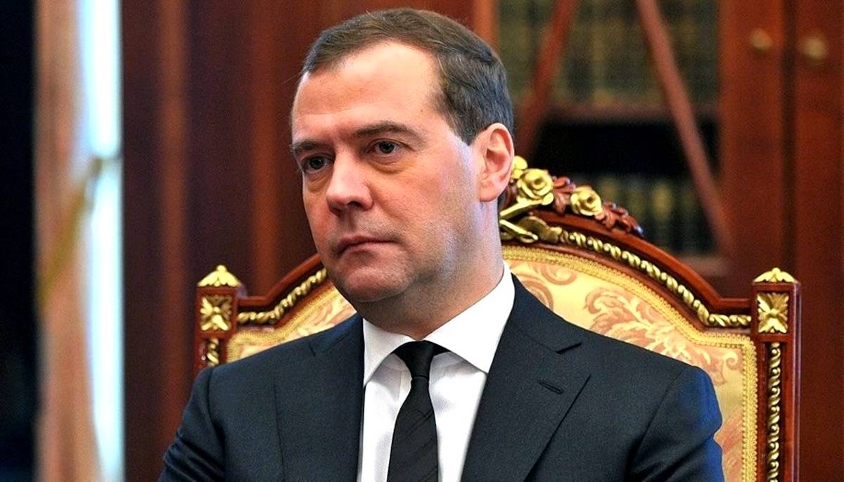 Медведев решил расселить россиян по избушкам