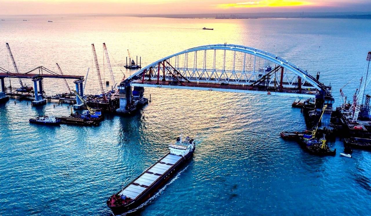 Navelor ucrainene li se va interzice trecerea pe sub arcadele podului din Crimeea