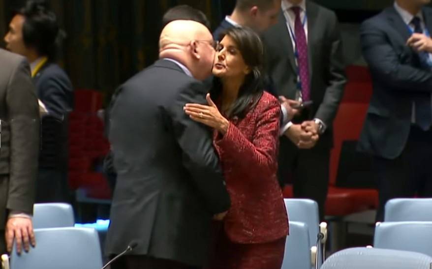 Il rappresentante permanente della Federazione russa presso le Nazioni Unite Nebenzya ha baciato Haley prima della riunione