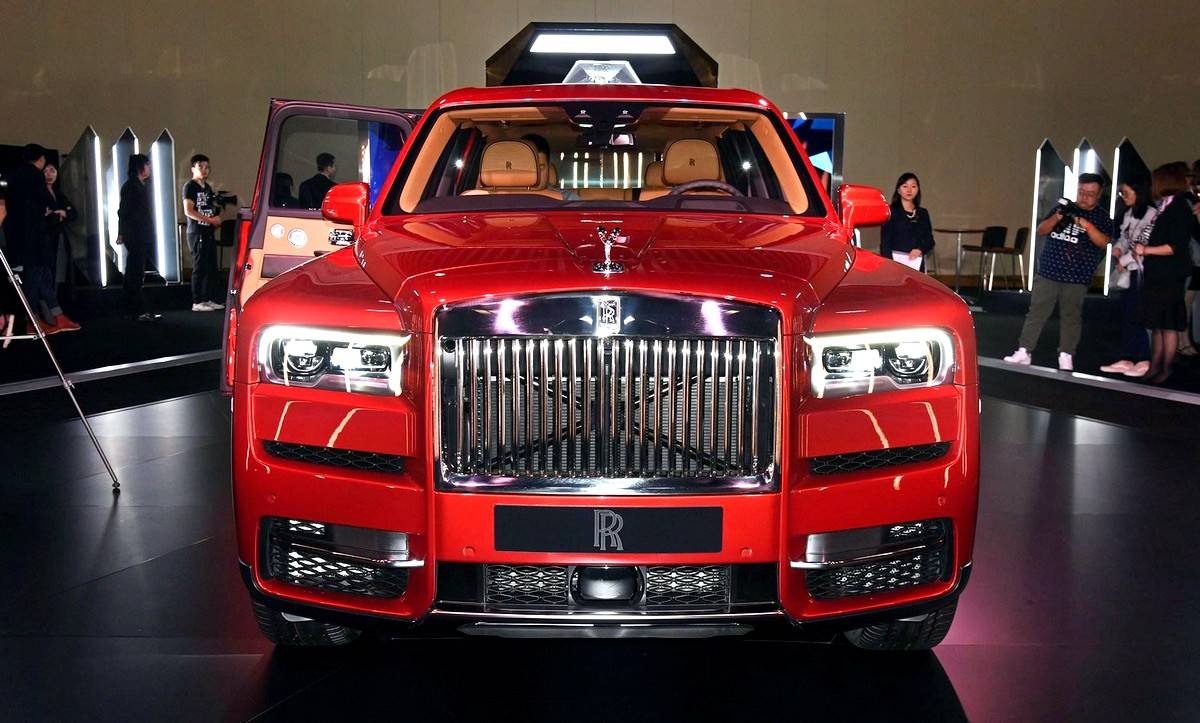 Rolls-Royce представил свой первый и самый роскошный внедорожник в мире