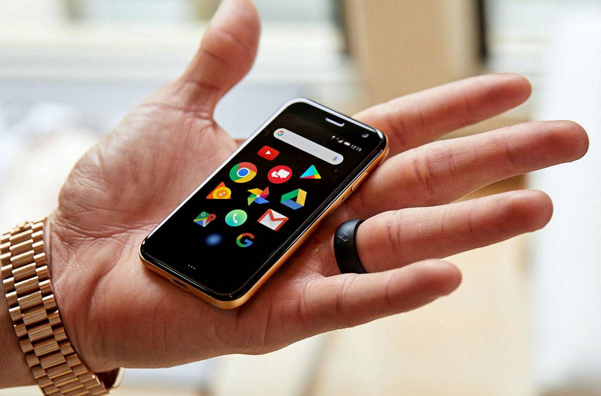 Создан самый маленький смарфон на Android в мире