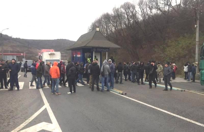 Ucranianos desesperados bloquearon la autopista Kiev-Chop