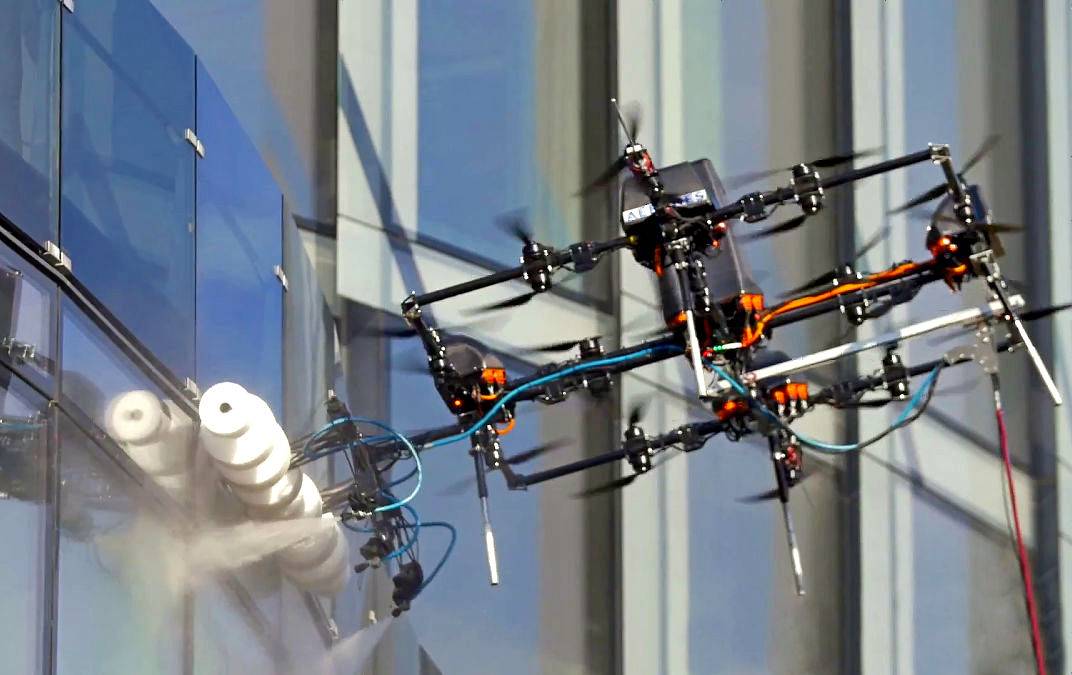 Quadcopter, "yüksek katlı" bir cam yıkayıcısına dönüştürüldü.