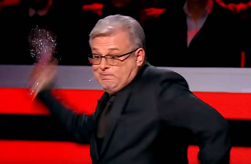 На передаче Соловьева в русофоба-поляка запустили стаканом