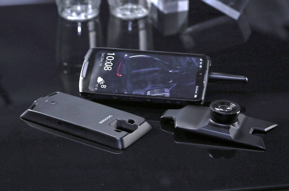 S-a prezentat un smartphone „rezistent la șocuri” cu un walkie-talkie, amplificator de sunet și proiector