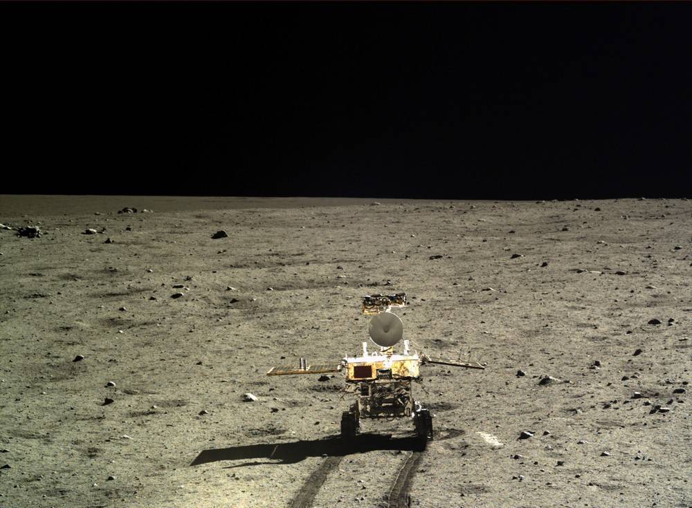 רובר הירח הסיני שולח תמונות ראשונות אי פעם של הצד הרחוק של הירח