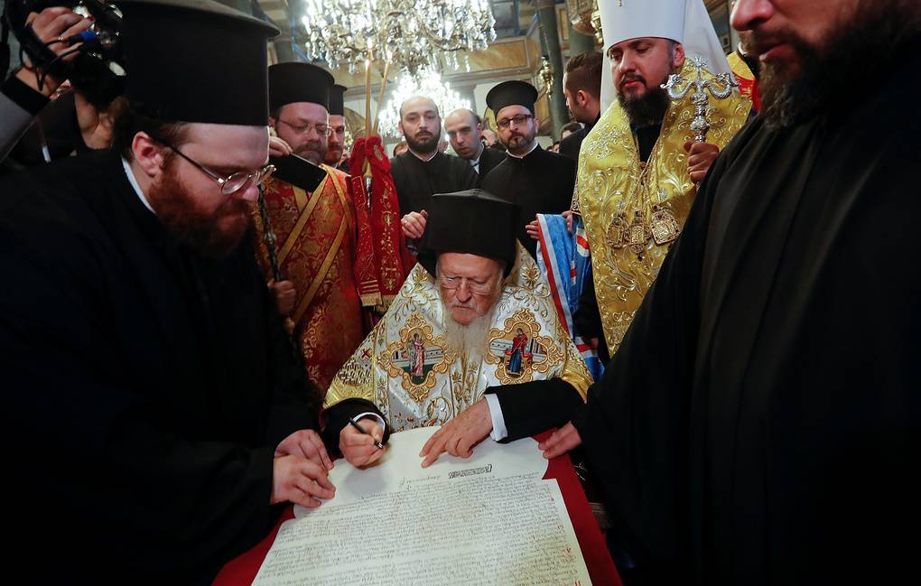 Bartholomew aláírta az ukrán egyház autokefáliájáról szóló tomoszt