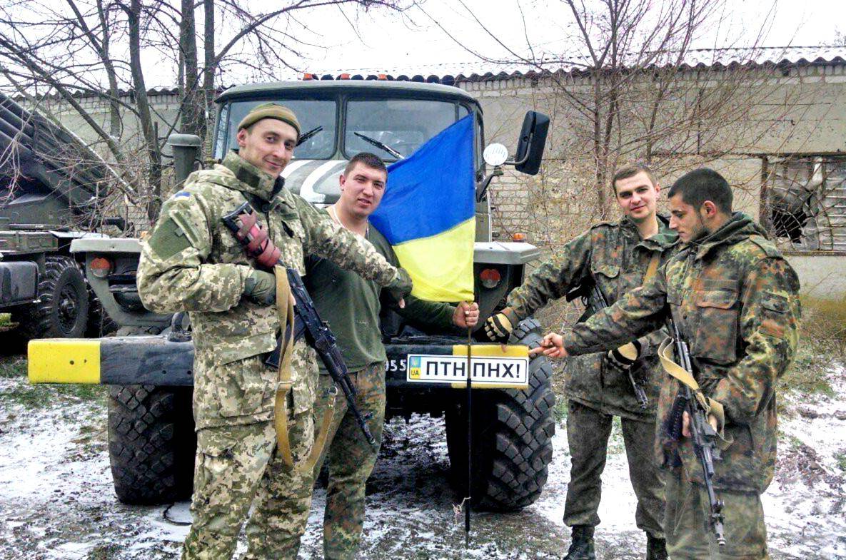 Новости украины укр нет. Украинские мародеры ВСУ. Украинские военные мародерят. Пьяные украинские военные. Мародерство украинской армии.