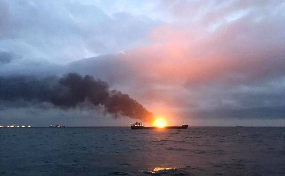 Два судна горят возле Керченского пролива