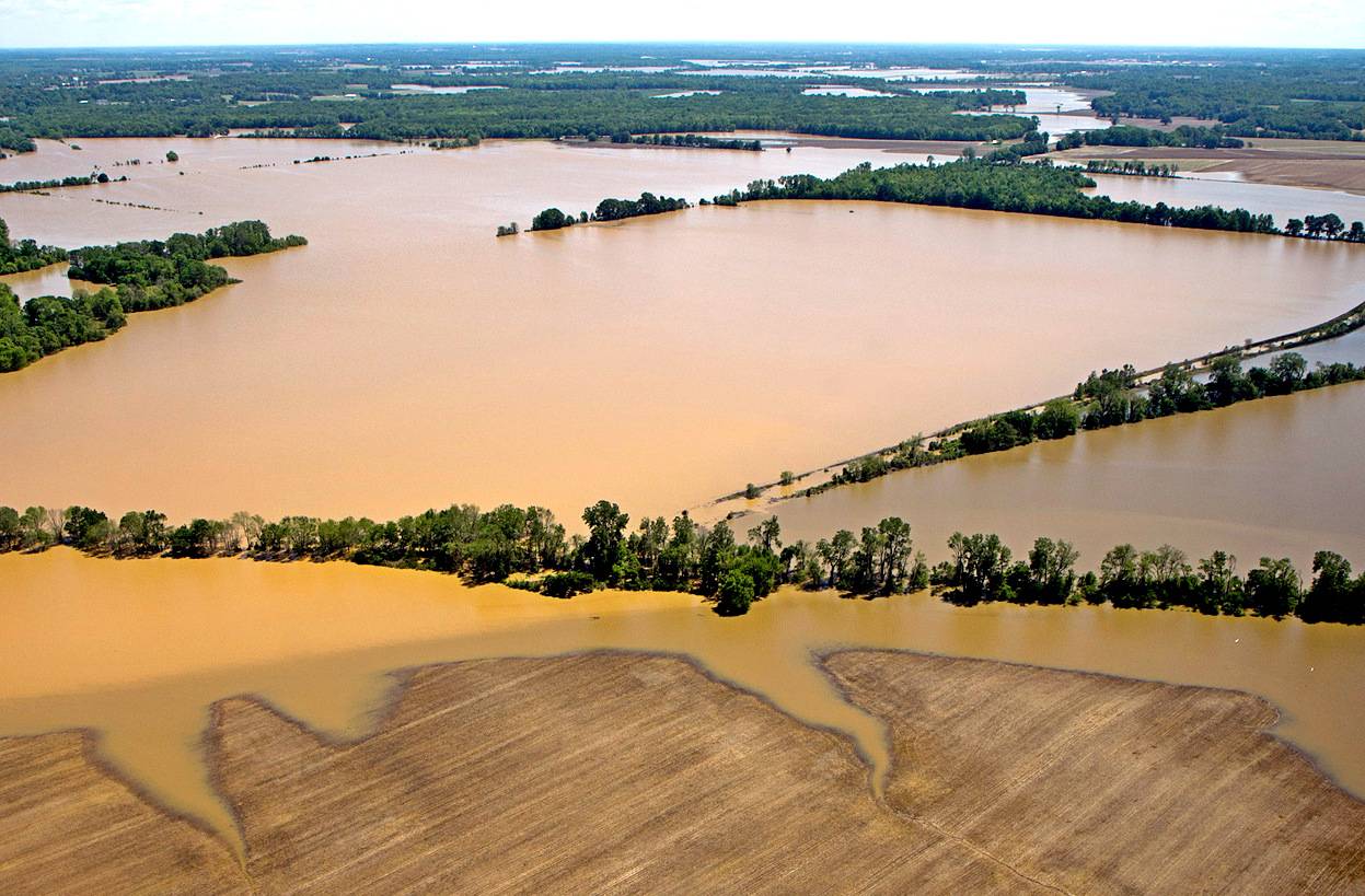 Затопляемая долина реки. Затопление пахотных земель. Затопление сельскохозяйственных угодий. Затопление почв. Наводнение в поле.