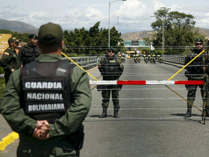 Колумбийские дипломаты покинули Венесуэлу пешком