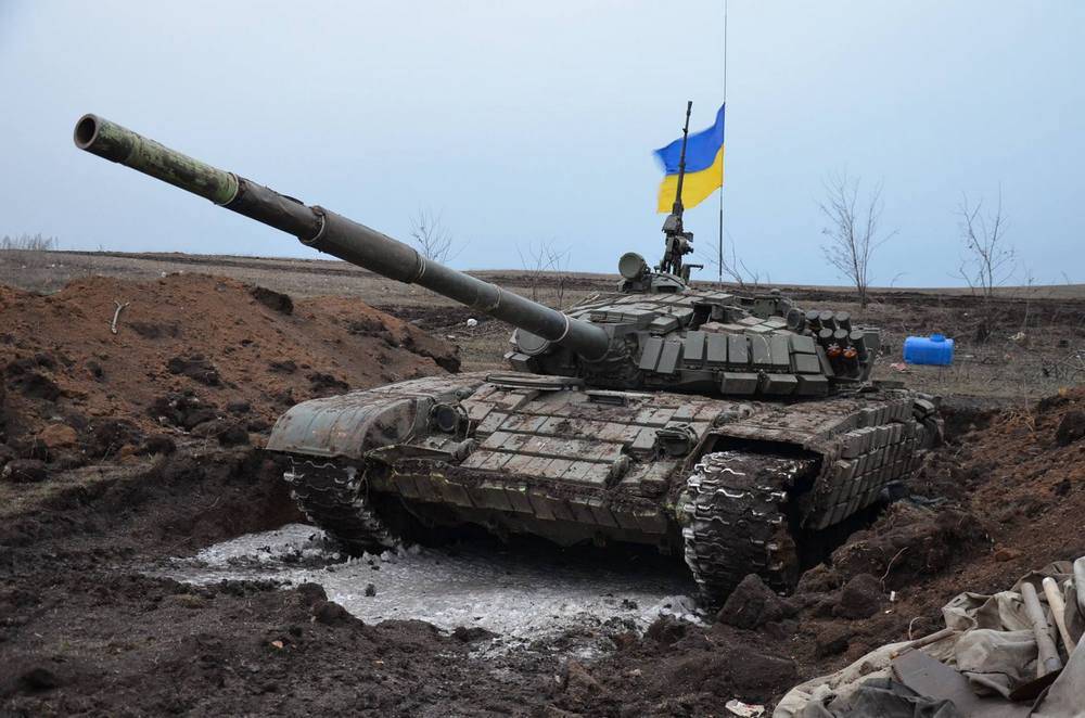 Forțele armate ale Ucrainei acoperă tancuri din apropierea liniei de contact cu civilii