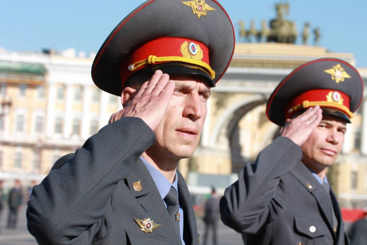 Россиян хотят обязать называть полицейских «господами»