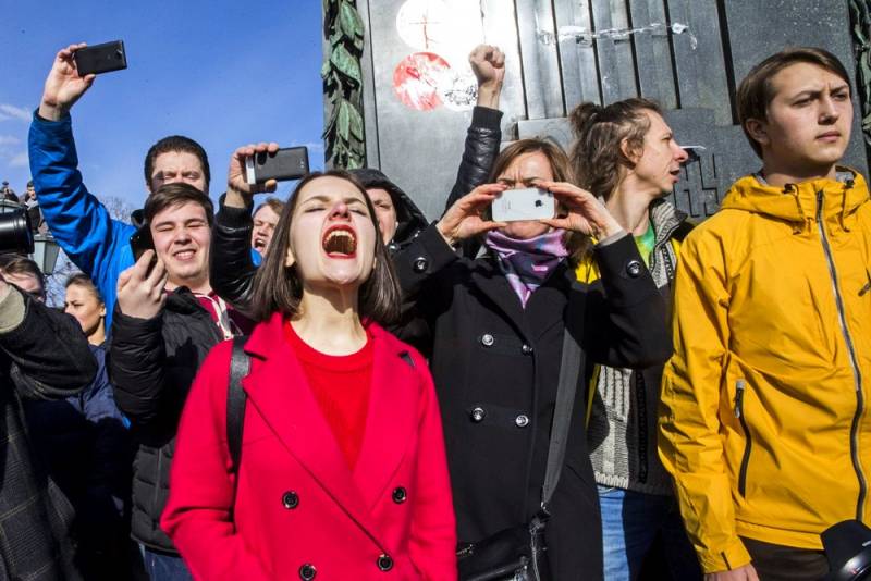 Молодежь учат, как «свалить» Путина, Лукашенко и Назарбаева