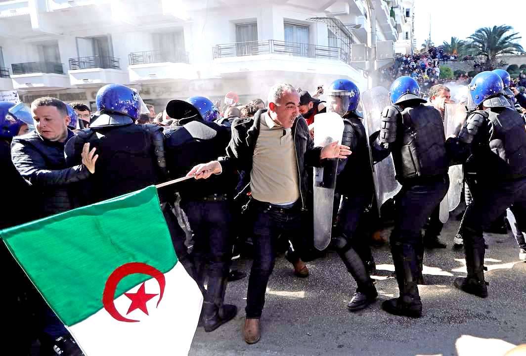 На Алжир надвигается «Арабская весна»: что делать России?