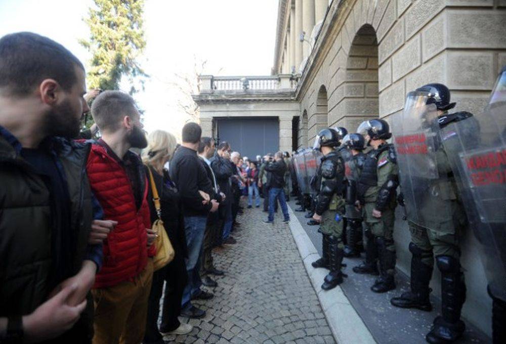 Sırbistan'da isyanlar: protestocular cumhurbaşkanlığı sarayına girdi