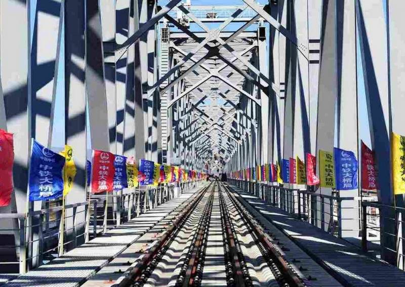 Россия и Китай завершили строительство моста через Амур 